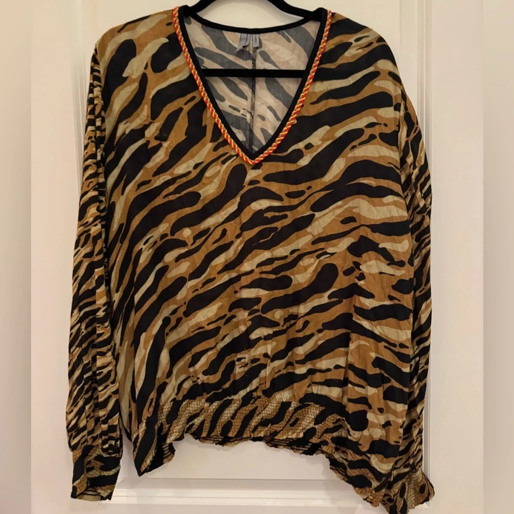 Women's Patrice Tiger Print Blouse - Picture 5 of 7
